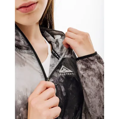 Жіноча Вітровка Nike W NK TRAIL REPEL JKT Принт  XS (7dDX1041-011 XS) - 2 - Robinzon.ua