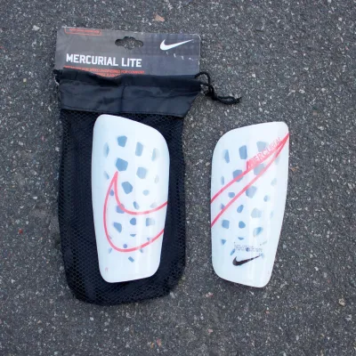 Футбольні щитки Nike Mercurial Lite - 2 Футбольні щитки Nike Mercurial Lite - 2 - Robinzon.ua