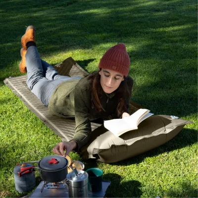 Килимок самонадувний одномісний з подушкою Naturehike CNK2300DZ014, 60мм, темно-зелений - 5 - Robinzon.ua