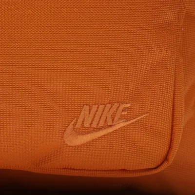 Рюкзак Nike NK HERITAGE EUGENE BKPK Жовтогарячий 43x30x15 см DB3300-815 - 1 Рюкзак Nike NK HERITAGE EUGENE BKPK Жовтогарячий 43x30x15 см DB3300-815 - 1 - Robinzon.ua
