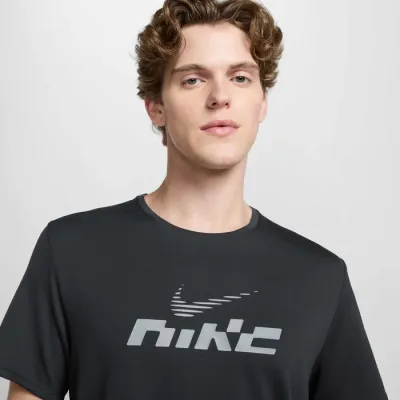 Чоловіча Футболка Nike M DF UV MILER FLASH SS Сірий XL (7dIB4127-070 XL) - 2 - Robinzon.ua