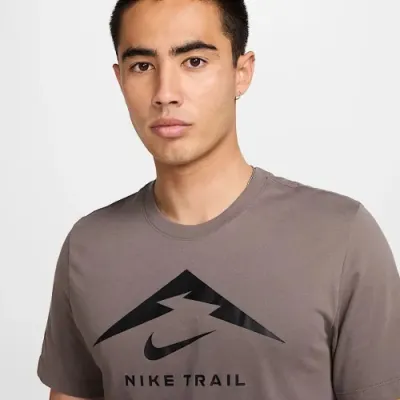 Чоловіча Футболка Nike M DF TEE TRAIL LOGO Коричневий L (7dFQ3914-289 L) - 2 Чоловіча Футболка Nike M DF TEE TRAIL LOGO Коричневий L (7dFQ3914-289 L) - 2 - Robinzon.ua