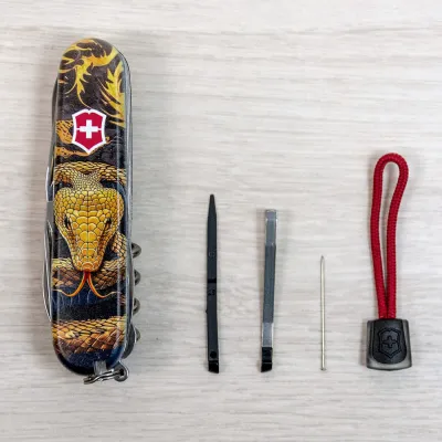 Складаний ніж Victorinox HUNTSMAN ZODIAC Дерев'яна змія 1.3713.3.Z4280pk - 8 - Robinzon.ua