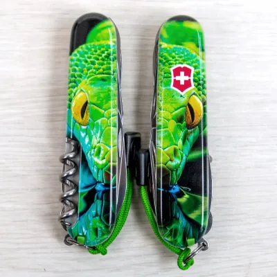 Складаний ніж Victorinox HUNTSMAN ZODIAC Зелена дерев'яна змія 1.3713.3.Z4310pk - 6 - Robinzon.ua