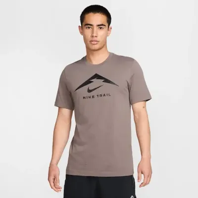Чоловіча Футболка Nike M DF TEE TRAIL LOGO Коричневий L (7dFQ3914-289 L) - Robinzon.ua